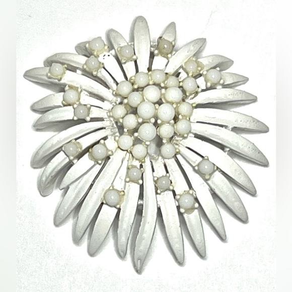 Vintage Brooch SIGNED Crown TRIFARI MILK Glass Rhinestone Vtg Costume Jewelry… - Picture 1 of 6